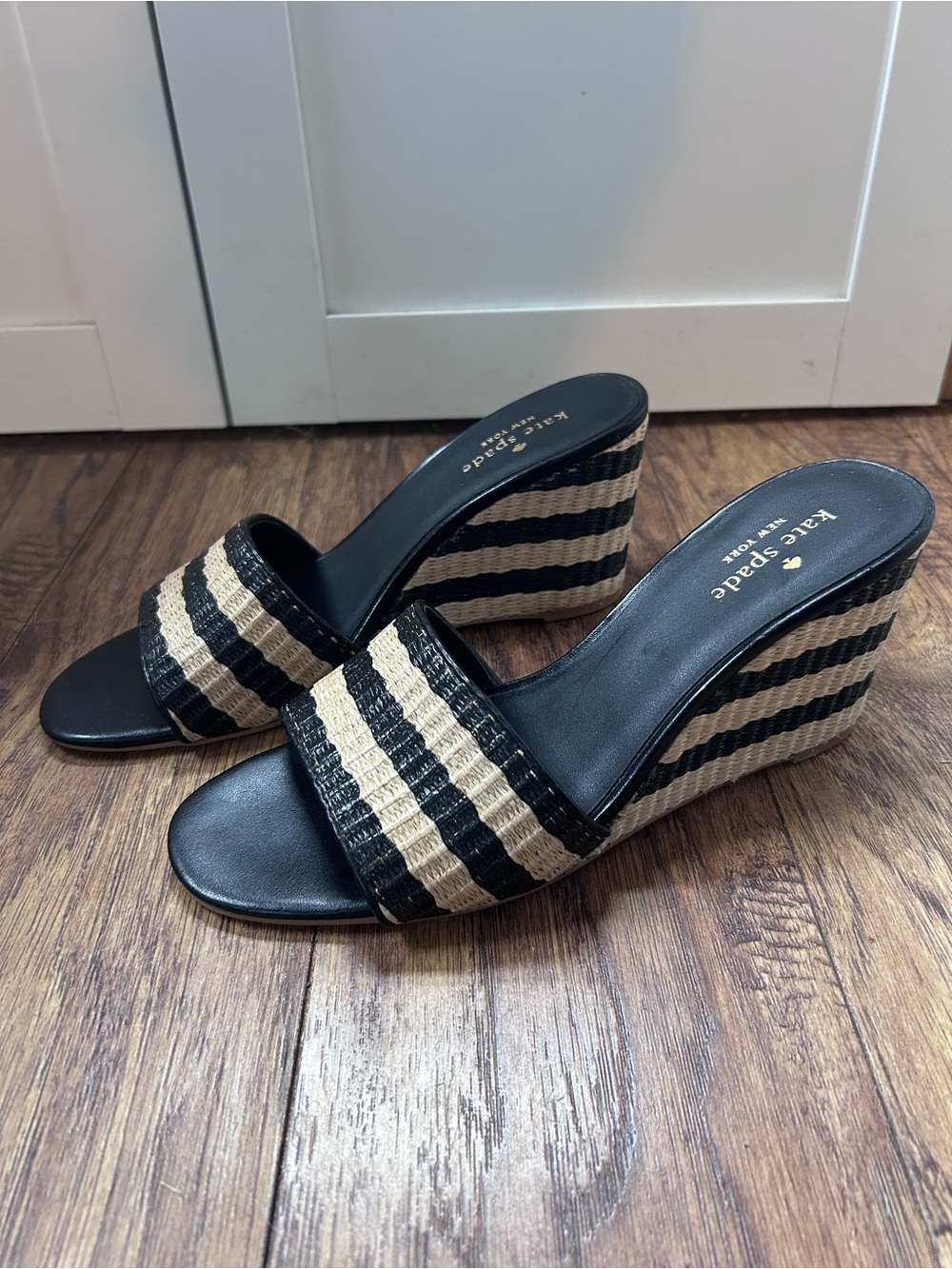Kate Spade New York Linda Wedge Sandals Size 7.5 black & natural woven raffia